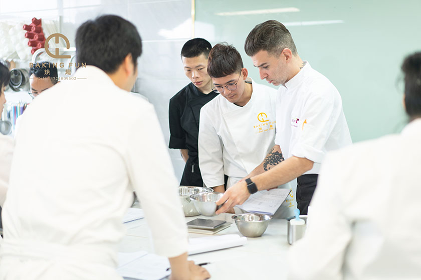 學習西點去哪里學好?怎么看一家西點烘焙培訓學校是否專業?