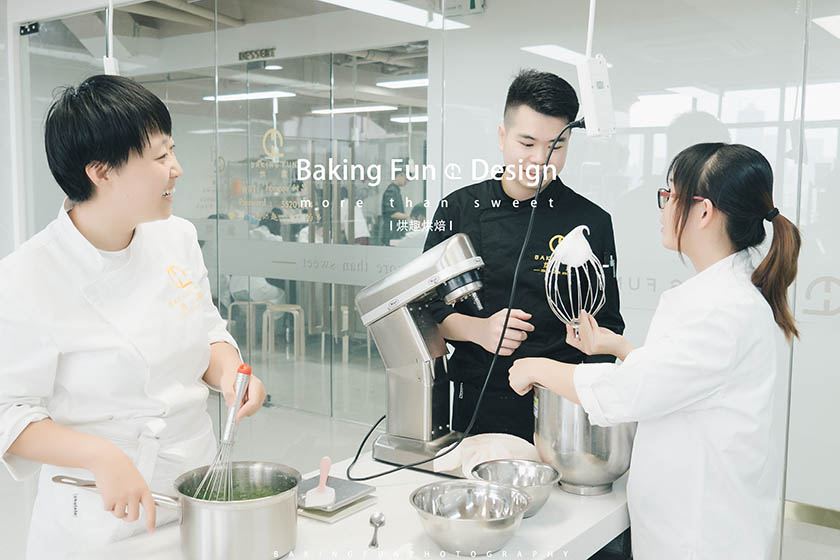 西點(diǎn)烘焙師工資怎么樣？學(xué)西點(diǎn)烘焙師好嗎？